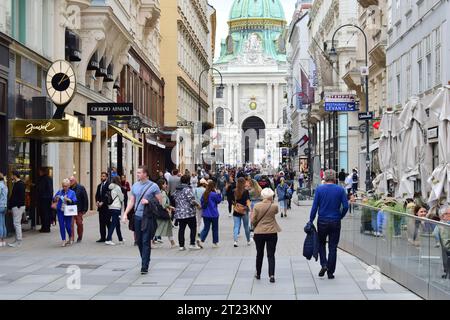 WIEN, ÖSTERREICH - 3. OKTOBER 2020: Blick auf Kohlmarkt, eine Einkaufsstraße im Stadtzentrum von Wien. Stockfoto