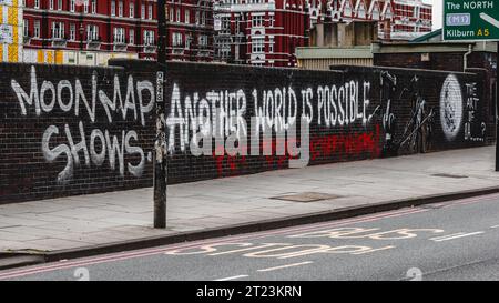 Ein potenzielles Banksy-Kunstwerk erschien an einer Wand in Westminster, das besagt, dass „eine andere Welt möglich ist“. Stockfoto