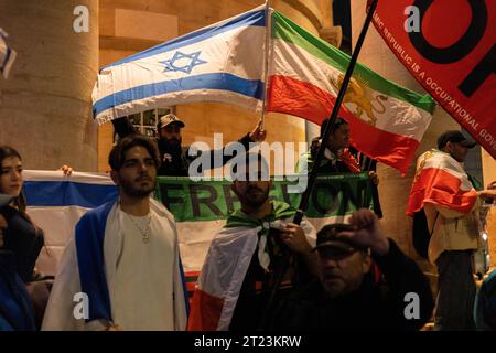 London, Großbritannien. Oktober 2023. Hunderte britisch-jüdischer und pro-israelischer Demonstranten versammelten sich vor dem BBC-Gebäude, äußerten Bedenken über die wahrgenommene Voreingenommenheit und drängten auf die Verwendung des Begriffs "Terrorist" für die Hamas. Die Versammlung zeigte Solidarität mit Israel und zeigte vor allem iranische Personen, die Widerstand gegen das islamische Regime im Iran äußerten und die Flagge Shir-o-Chorshid trugen. Quelle: Sinai Noor/Alamy Live News Credit: Sinai Noor/Alamy Live News Stockfoto