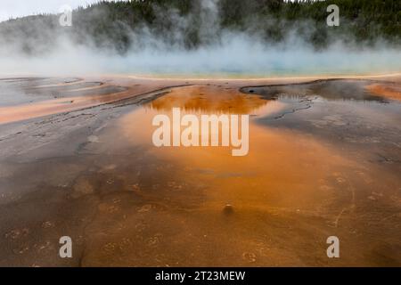 Tieforange und braune Abflüsse von Mineralien aus großen prismatischen heißen Quellen Stockfoto