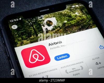 App Store - Apple 16.10.2023: Apple App Store auf einem iPhone. Praktische Alltagshelfer - Airbnb *** App Store Apple 16 10 2023 Apple App Store auf einem iPhone praktische Alltagshelfer Airbnb Credit: Imago/Alamy Live News Stockfoto