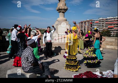 Gruppe aus Andalusien, die während des Obstangebots am Vormittag des 13. Oktober während der Fiestas del Pilar, Saragoza, Aragon, Spa, Sevillanas tanzt Stockfoto