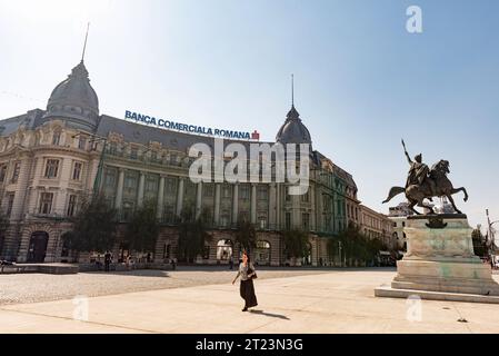 Bukarest, Rumänien. Oktober 2023. Eine Frau läuft an der Banca Comerciala Romana (BCR) vorbei, einer Geschäftsbank in Rumänien, die Einzelhandel und Unternehmen anbietet Stockfoto