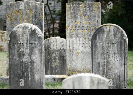 Antike Grabsteine auf dem Dorffriedhof in Vineyard Haven, Martha's Vineyard Massachusetts Stockfoto