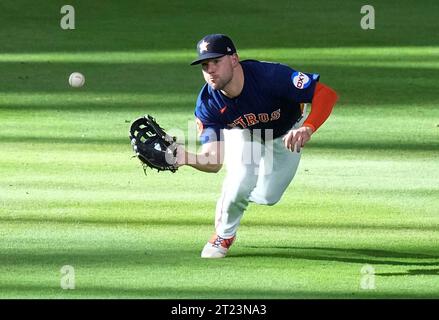 Houston, Usa. Oktober 2023. Chas McCormick, Chas McCormick, ist ein Tauchfang auf einer Fahrt von den Texas Rangers Corey Seager im vierten Inning im zweiten Spiel der ALCS im Minute Maid Park in Houston am Montag, den 16. Oktober 2023. Foto: Kevin M. Cox/UPI. Quelle: UPI/Alamy Live News Stockfoto