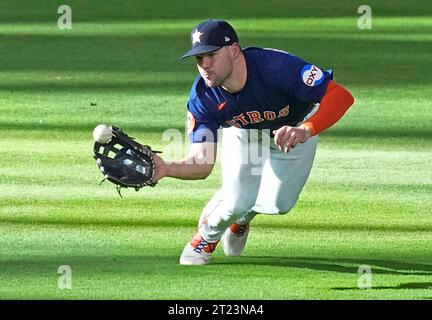 Houston, Usa. Oktober 2023. Chas McCormick, Chas McCormick, ist ein Tauchfang auf einer Fahrt von den Texas Rangers Corey Seager im vierten Inning im zweiten Spiel der ALCS im Minute Maid Park in Houston am Montag, den 16. Oktober 2023. Foto: Kevin M. Cox/UPI. Quelle: UPI/Alamy Live News Stockfoto