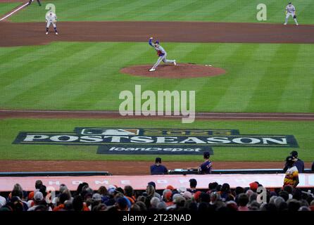 Houston, Usa. Oktober 2023. Die Texas Rangers, die den Pitcher Nathan Eovaldi starten, werfen im zweiten Spiel der ALCS im Minute Maid Park in Houston am Montag, den 16. Oktober 2023 im dritten Inning gegen die Houston Astros. Foto: Kevin M. Cox/UPI. Quelle: UPI/Alamy Live News Stockfoto