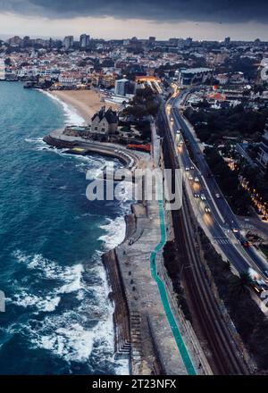 Blick von der Drohne auf die Marginal Avenue und die Küste mit Blick nach Westen in Richtung Cascais an einem bewölkten Herbsttag Stockfoto