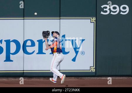 Houston, Usa. Oktober 2023. Chas McCormick, der Chas McCormick, ist im fünften Inning im zweiten Spiel der ALCS im Minute Maid Park in Houston am Montag, den 16. Oktober 2023, auf einer Fahrt von den Texas Rangers Nathaniel Lowe. Foto: Kevin M. Cox/UPI. Quelle: UPI/Alamy Live News Stockfoto