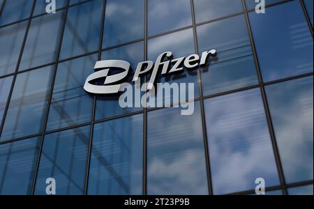 New York, New York, 15. Oktober 2023: Pfizer Incorporation Hauptsitz Glasbau Konzept. Logo des pharmazeutischen biomedizinischen Unternehmens auf der Vorderseite Stockfoto