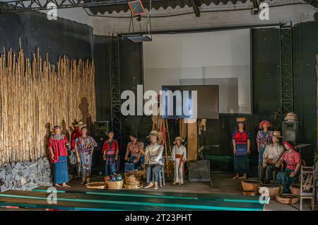 Guatemala, La Antigua - 20. Juli 2023: Finca La Azotea Museen. Eine Gruppe von Puppen auf der Theaterbühne, alle in traditioneller Kleidung Stockfoto