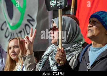 London, Großbritannien. Oktober 2023. Die Demonstranten nahmen an der Nationalen Demonstration Teil – Marsch für Palästina und marschierten vom BBC Broadcasting House zur Downing Street 10. Die Demonstranten forderten ein Ende der israelischen Besatzung, der Apartheid und der Kolonisation palästinensischer Gebiete und forderten die britische Regierung auf, ihre Unterstützung für Israel einzustellen. Stockfoto