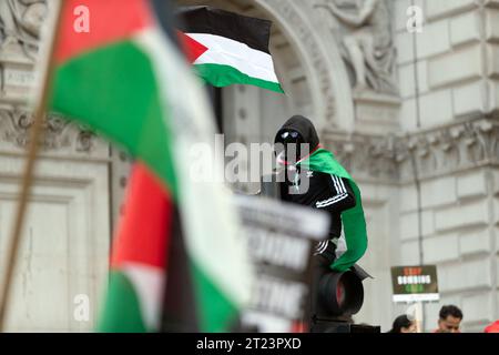 London, Großbritannien. Oktober 2023. Die Demonstranten nahmen an der Nationalen Demonstration Teil – Marsch für Palästina und marschierten vom BBC Broadcasting House zur Downing Street 10. Die Demonstranten forderten ein Ende der israelischen Besatzung, der Apartheid und der Kolonisation palästinensischer Gebiete und forderten die britische Regierung auf, ihre Unterstützung für Israel einzustellen. Stockfoto