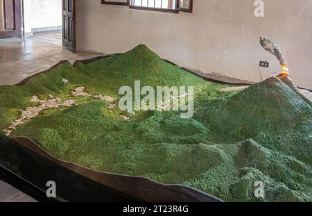 Guatemala, La Antigua - 20. Juli 2023: Finca La Azotea Museen. 3-dimensionale grüne Maquette mit Vulkanen, Tal um die Stadt Stockfoto