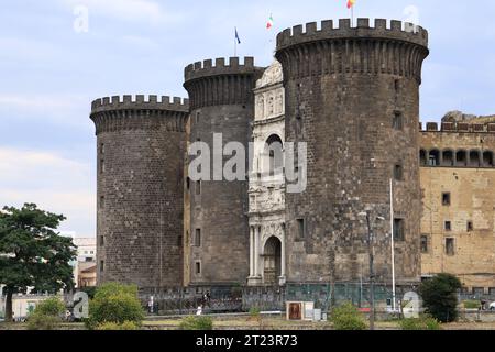 Die mittelalterliche Burg von Maschio Angioino oder Castel Nuovo (neue Burg) in Neapel, Italien Stockfoto