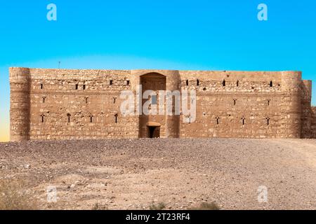 Historisches Schloss in der Wüste in Jordanien, Qasr el Kharaneh Stockfoto