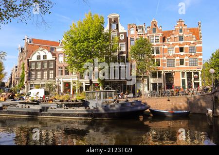 Amsterdamer Gebäude. Das Bild hat alte Gebäude in Amsterdam, Niederlande, aufgenommen. Stockfoto