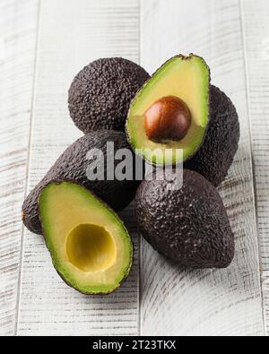 Reife Avocados auf weißem hölzernem Hintergrund. Gesunde Ernährung Stockfoto