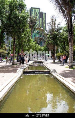 Bogota, Kolumbien - 2. Juli 2023. Blick auf den Wanderweg und die Springbrunnen des Eje Ambiental im Stadtzentrum von Bogota. Stockfoto