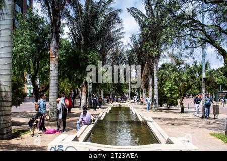 Bogota, Kolumbien - 2. Juli 2023. Blick auf den Wanderweg und die Springbrunnen des Eje Ambiental im Stadtzentrum von Bogota. Stockfoto