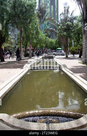 Bogota, Kolumbien - 2. Juli 2023. Blick auf den Wanderweg und die Springbrunnen des Eje Ambiental im Stadtzentrum von Bogota. Stockfoto