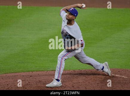 Houston, Usa. Oktober 2023. Der Texas Rangers Relief Pitcher Jose Leclerc wirft im achten Inning gegen die Houston Astros im zweiten Spiel der ALCS im Minute Maid Park in Houston am Montag, den 16. Oktober 2023. Foto: Kevin M. Cox/UPI. Quelle: UPI/Alamy Live News Stockfoto