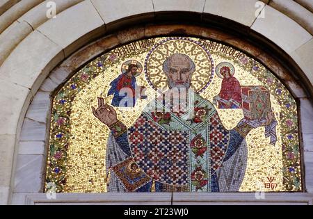 Kreis Dâmbovița, Rumänien, 1991. Außenansicht der St.. Nikolaikirche im Kloster Dealu, ein historisches Denkmal aus dem 15. Jahrhundert. Mosaik von St. Nikolaus am Eingang der Kirche. Stockfoto