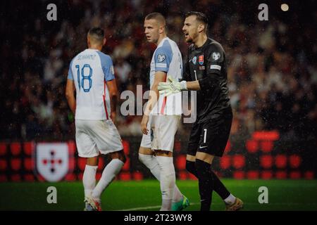 Martin Dubravka mit slowakischen Verteidigern während des Qualifikationsspiels zur UEFA Euro 2024 zwischen portugiesischen und slowakischen Nationalmannschaften im Estadio do Dragao, Stockfoto