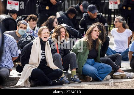Demonstranten gegen die geplante Invasion Israels in Gaza werden vor dem Weißen Haus in Washington, DC, USA, mit Handschellen verbunden. Oktober 2023. Israel ist kurz davor, in das kleine Gebiet einzumarschieren, nachdem Militante der Hamas am 07. Oktober in Israel einmarschierten, mehr als 1400 Israelis massakrierten und weitere 199 Menschen als Geiseln nahmen. Copyright: XCNPx/xMediaPunchx Credit: Imago/Alamy Live News Stockfoto