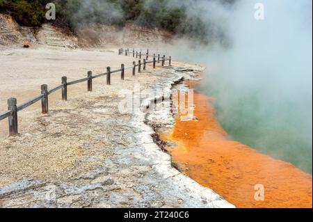 Champagner-Pool, Wai-o-Tapu, Region Rotorua, Nordinsel, Neuseeland Stockfoto