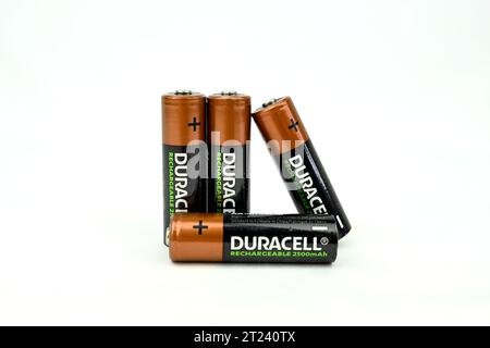 Vier AA Duracell Akkus auf weißem Hintergrund Stockfoto