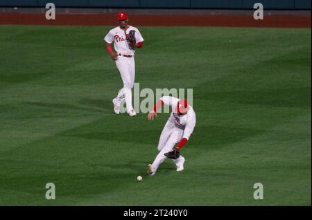 Philadelphia, Usa. Oktober 2023. Philadelphia Phillies Right Fielder Nick Castellanos Fields eine Single von Arizona Diamondbacks Corbin Carroll im ersten Inning im Spiel eins der NLCS im Citizens Bank Park in Philadelphia, am Montag, den 16. Oktober 2023. Foto: Laurence Kesterson/UPI. Quelle: UPI/Alamy Live News Stockfoto