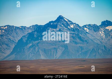 Die Südalpen Neuseelands erheben sich hinter den Tussock-Ebenen des McKenzie District in Canterbury, South Island Stockfoto