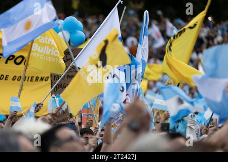 Buenos Aires, Argentinien. Oktober 2023. Die Präsidentschaftskandidatin von Juntos por el Cambio (JXC), Patricia Bullrich, hielt heute ihren ersten Wahlkampf für die Wahlen am kommenden Sonntag ab. Bei dieser Gelegenheit machte sie es in der Stadt Buenos Aires, wo sie eine Akte in den Barrancas de Belgrano leitete. Während der Woche wird sie mehrere Veranstaltungen in verschiedenen Teilen des Landes veranstalten. (Quelle: Esteban Osorio/Alamy Live News) Stockfoto