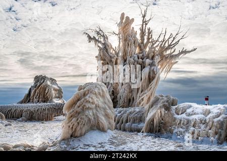 Seltsame Eisformationen am Pier in Lake Erie, Kanada, Tag nach Wintersturm, stürmischer Himmel Stockfoto