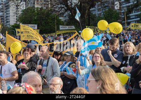 Buenos Aires, Argentinien. Oktober 2023. Die Präsidentschaftskandidatin von Juntos por el Cambio (JXC), Patricia Bullrich, hielt heute ihren ersten Wahlkampf für die Wahlen am kommenden Sonntag in Buenos Aires, Argentinien, am 16. Oktober 2023 ab. Bei dieser Gelegenheit machte sie es in der Stadt Buenos Aires, wo sie eine Akte in den Barrancas de Belgrano leitete. Während der Woche wird sie mehrere Veranstaltungen in verschiedenen Teilen des Landes veranstalten. (Foto von Esteban Osorio/SIPA USA) Credit: SIPA USA/Alamy Live News Stockfoto