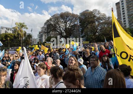 Buenos Aires, Argentinien. Oktober 2023. Die Präsidentschaftskandidatin von Juntos por el Cambio (JXC), Patricia Bullrich, hielt heute ihren ersten Wahlkampf für die Wahlen am kommenden Sonntag in Buenos Aires, Argentinien, am 16. Oktober 2023 ab. Bei dieser Gelegenheit machte sie es in der Stadt Buenos Aires, wo sie eine Akte in den Barrancas de Belgrano leitete. Während der Woche wird sie mehrere Veranstaltungen in verschiedenen Teilen des Landes veranstalten. (Foto von Esteban Osorio/SIPA USA) Credit: SIPA USA/Alamy Live News Stockfoto