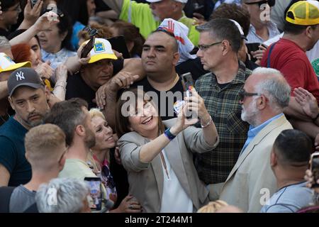 Buenos Aires, Argentinien. Oktober 2023. Die Präsidentschaftskandidatin von Juntos por el Cambio (JXC), Patricia Bullrich, hielt heute ihren ersten Wahlkampf für die Wahlen am kommenden Sonntag in Buenos Aires, Argentinien, am 16. Oktober 2023 ab. Bei dieser Gelegenheit machte sie es in der Stadt Buenos Aires, wo sie eine Akte in den Barrancas de Belgrano leitete. Während der Woche wird sie mehrere Veranstaltungen in verschiedenen Teilen des Landes veranstalten. (Foto von Esteban Osorio/SIPA USA) Credit: SIPA USA/Alamy Live News Stockfoto