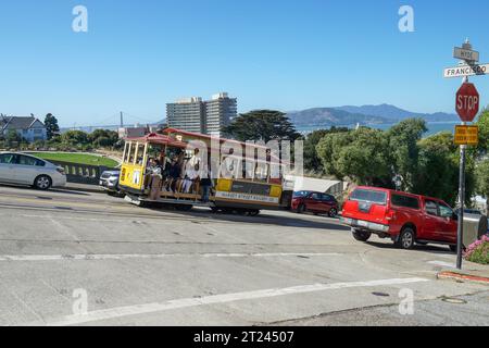 Eine der legendären Cable Car von San Francisco führt Sie die steile Hyde Street hinauf in Richtung Lombard St. Stockfoto