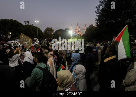 Istanbul, Türkei. Oktober 2023. Demonstranten versammeln sich auf dem Sultan-Ahmed-Moschee-Platz während eines demonstrationsmarsches in Solidarität mit dem palästinensischen Volk. (Foto: Muhmmad Al-Najjar/SOPA Images/SIPA USA) Credit: SIPA USA/Alamy Live News Stockfoto