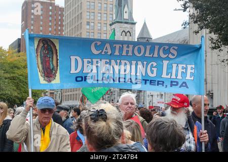 Harrisburg, Usa. Oktober 2023. Vertreter der Katholiken, die das Leben von Lancaster verteidigen, halten ein Banner beim dritten jährlichen Pennsylvania March for Life in Harrisburg am 16. Oktober 2023. (Foto: Paul Weaver/SIPA USA) Credit: SIPA USA/Alamy Live News Stockfoto