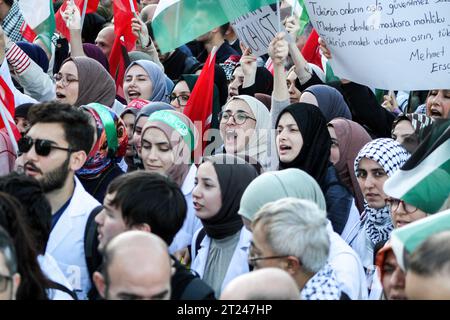 14. Oktober 2023, istanbul, Türkei: Junge Frauen singen Parolen während eines demonstrationsmarsches in Solidarität mit dem palästinensischen Volk. (Credit Image: © Muhmmad Al-Najjar/SOPA Images via ZUMA Press Wire) NUR REDAKTIONELLE VERWENDUNG! Nicht für kommerzielle ZWECKE! Stockfoto