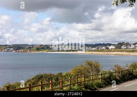 Blick über Falmouth Bay in Richtung Castle Beach und Gyllyngvase Beach vom Pendennis Castle Grounds, Cornwall, England, 2023 Stockfoto