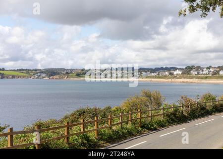 Blick über Falmouth Bay in Richtung Castle Beach und Gyllyngvase Beach vom Pendennis Castle Grounds, Cornwall, England, 2023 Stockfoto