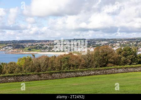 Blick über Falmouth Bay in Richtung Castle Beach und Gyllyngvase Beach vom Pendennis Castle Grounds, Cornwall, England, 2023 Stockfoto