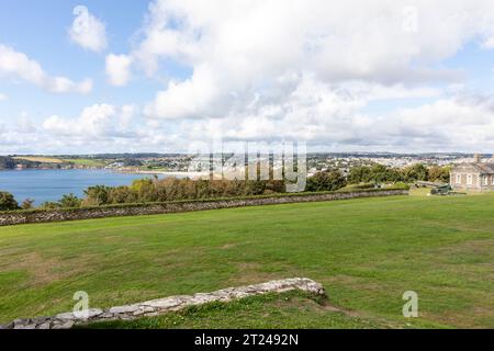 Blick über Falmouth Bay in Richtung Castle Beach und Gyllyngvase Beach vom Pendennis Castle Grounds, Cornwall, England, 2023 Stockfoto