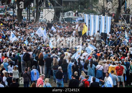 Barrancas De Belgrano, Argentinien. Oktober 2023. Anhänger mit argentinischer Flagge nehmen an der ersten Abschlussfeier von Patricia Bullrichs Kampagne Teil. Erste Beendigung des Wahlkampfes von Patricia Bullrich vor den argentinischen Präsidentschaftswahlen am 22. Oktober 2023. Quelle: SOPA Images Limited/Alamy Live News Stockfoto