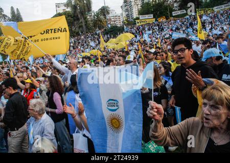 Barrancas De Belgrano, Argentinien. Oktober 2023. Anhänger mit argentinischer Flagge nehmen an der ersten Abschlussfeier von Patricia Bullrichs Kampagne Teil. Erste Beendigung des Wahlkampfes von Patricia Bullrich vor den argentinischen Präsidentschaftswahlen am 22. Oktober 2023. Quelle: SOPA Images Limited/Alamy Live News Stockfoto