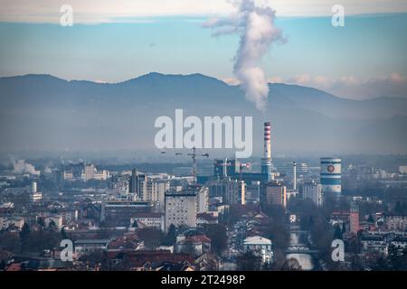 Ljubljana: Verschmutzung in der Stadt, mit Kohleindustrie und Schornstein. Slowenien Stockfoto