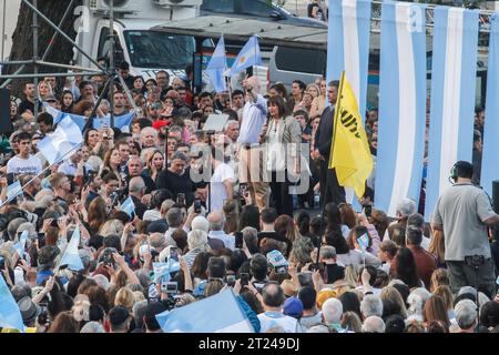 Barrancas De Belgrano, Argentinien. Oktober 2023. Anhänger mit argentinischer Flagge nehmen an der ersten Abschlussfeier von Patricia Bullrichs Kampagne Teil. Erste Beendigung des Wahlkampfes von Patricia Bullrich vor den argentinischen Präsidentschaftswahlen am 22. Oktober 2023. (Foto: Cristobal Basaure Araya/SOPA Images/SIPA USA) Credit: SIPA USA/Alamy Live News Stockfoto